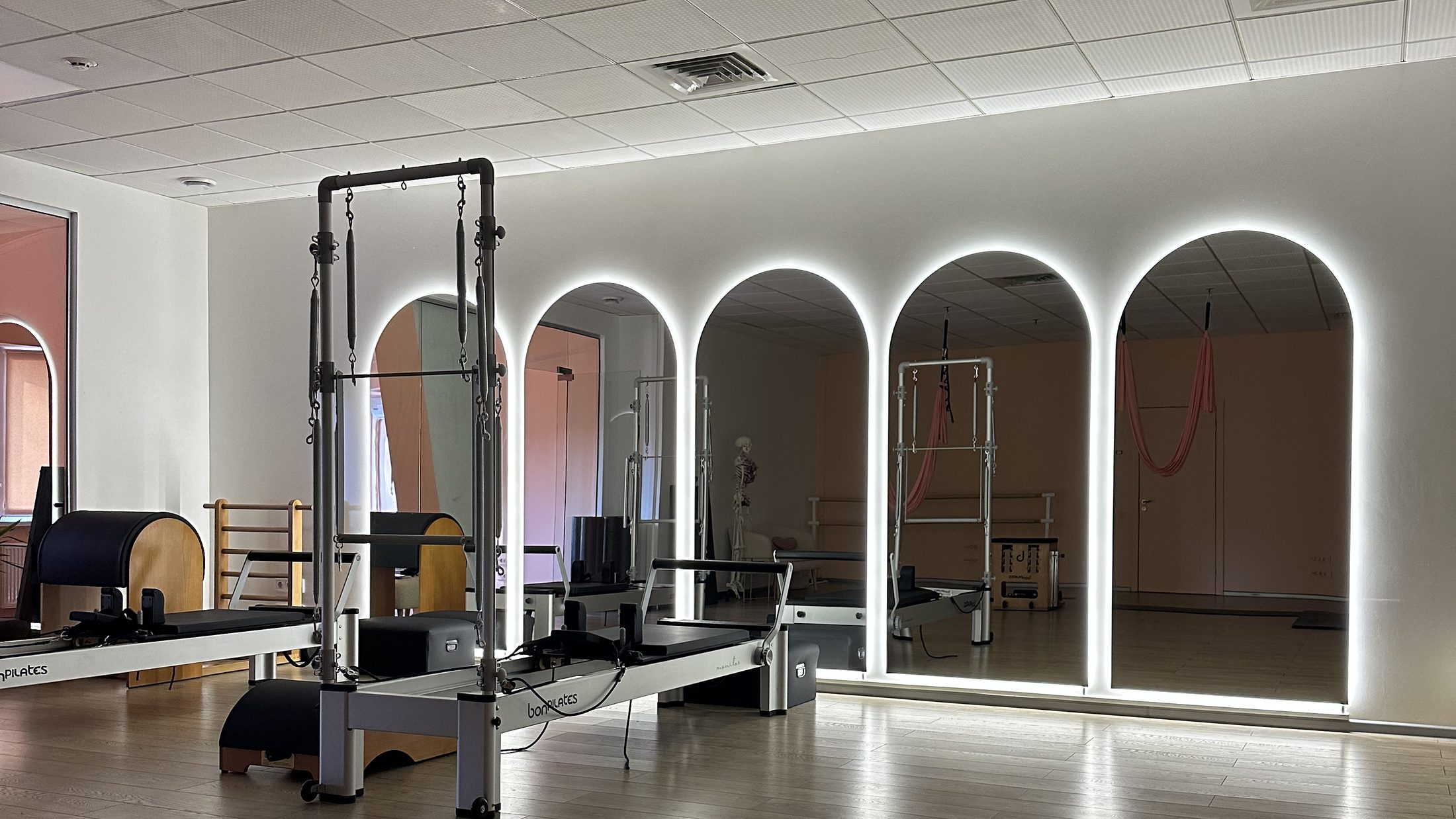 Залата на студио SHIIFT Pilates с осветените арки